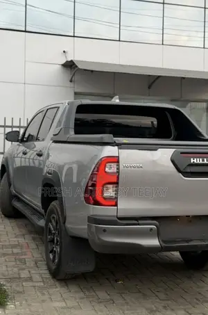Toyota Hilux 2024 Silver