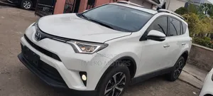 Toyota RAV4 XLE 4dr SUV (2.5L 4cyl 6A) 2018 White