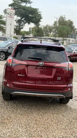 Toyota RAV4 XLE AWD 2019 Maroon