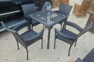 Outdoor 4-Seater Rattan Dining Set With a Square Glass-Topped Table