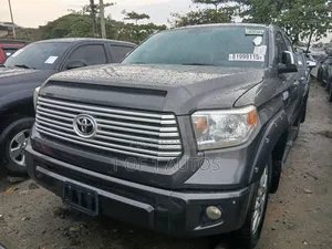 Toyota Tundra Limited 5.7L V8 4x2 CrewMax 5.6 ft. box 145.7 in. WB 2017