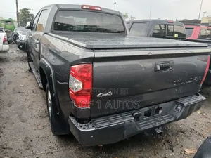 Toyota Tundra Limited 5.7L V8 4x2 CrewMax 5.6 ft. box 145.7 in. WB 2017