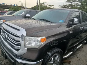 Toyota Tundra Limited 5.7L V8 4x2 CrewMax 5.6 ft. box 145.7 in. WB 2017