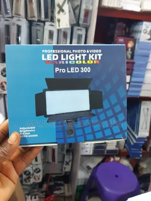 Professional Photo and Video Led Light Kit Varicolor Pro .
