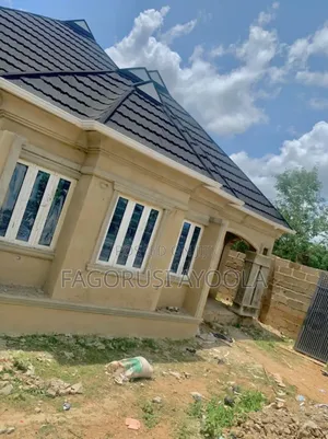 4bdrm Bungalow in Oluyole for sale