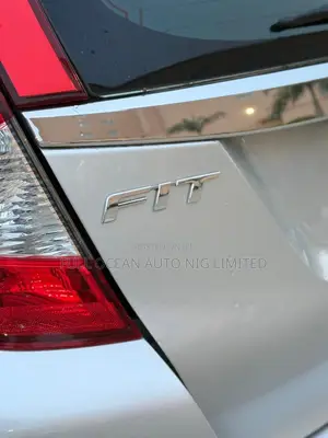 Honda Fit EX-L w/Navigation 4dr Hatchback (1.5L 4cyl CVT) 2015 Silver