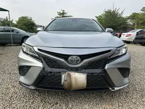 Toyota Camry SE (2.5L 4cyl 8A) 2019 Gray
