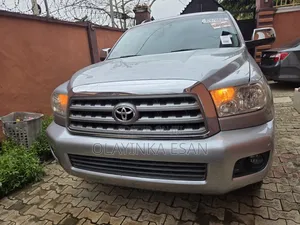 Toyota Sequoia Platinum FFV 4dr SUV 4WD (5.7L 8cyl 6A) 2010 Silver