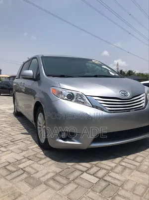Toyota Sienna XLE 7 Passenger 2011 Silver
