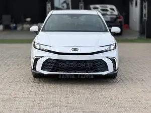 Toyota Camry SE 2025 White