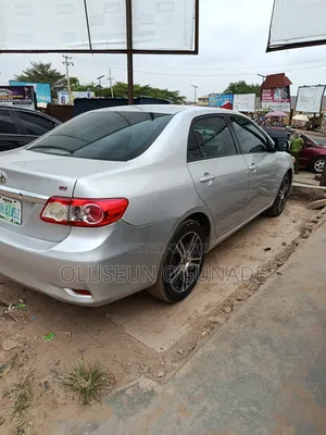 Toyota Corolla LE 4dr Sedan (1.8L 4cyl 4A) 2011 Silver