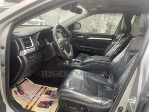 Toyota Highlander XLE 4x2 V6 (3.5L 6cyl 8A) 2017 Silver