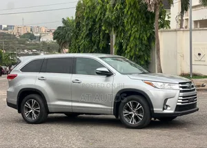Toyota Highlander LE 4x4 V6 (3.5L 6cyl 8A) 2017 Silver