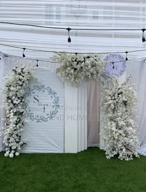 Lovely Flower Arch Decor