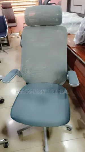 Gray Executive Office Swivel Mesh Chair With Headrest.