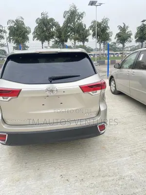 Toyota Highlander XLE V6 4x4 (3.5L 6cyl 6A) 2016 Beige