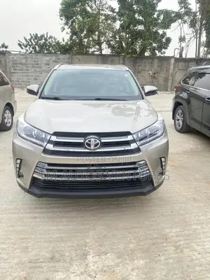 Toyota Highlander XLE V6 4x4 (3.5L 6cyl 6A) 2016 Beige
