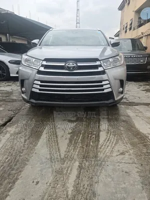Toyota Highlander XLE 4x4 V6 (3.5L 6cyl 8A) 2018 Silver