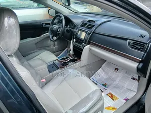 Toyota Camry XLE 4dr Sedan (2.5L 4cyl 6A) 2012 Gray