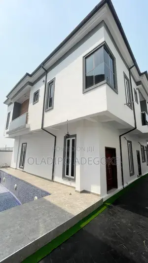 For Sale: 330m 5bedrooms/Swimmingpool/5 Cars Parkingslot Chevron Dr