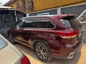 Toyota Highlander XLE 4x4 V6 (3.5L 6cyl 8A) 2018 Burgundy