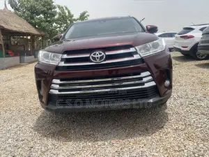 Toyota Highlander XLE 4x2 V6 (3.5L 6cyl 8A) 2017 Maroon