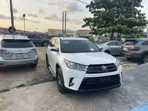 Toyota Highlander SE 4x4 V6 (3.5L 6cyl 8A) 2017 White