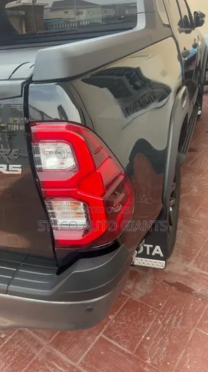 Toyota Hilux 2025 Black
