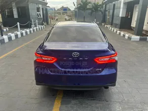 Toyota Camry XLE FWD (2.5L 4cyl 8AM) 2018 Blue