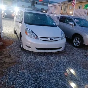 Toyota Sienna XLE 7 Passenger 2010 White