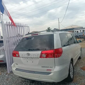 Toyota Sienna XLE 7 Passenger 2010 White