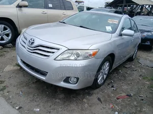 Toyota Camry XLE V6 4dr Sedan (3.5L 6cyl 6A) 2011 Silver