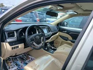Toyota Highlander Limited Platinum V6 4x4 (3.5L 6cyl 6A) 2016 Gold