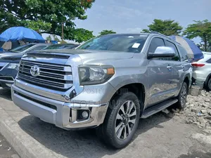 Toyota Sequoia Platinum 4dr SUV 4WD (5.7L 8cyl 6A) 2013 Silver