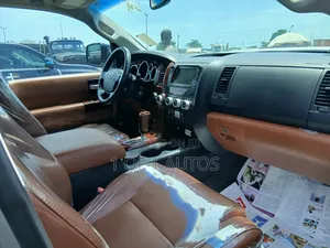 Toyota Sequoia Platinum 4dr SUV 4WD (5.7L 8cyl 6A) 2013 Silver