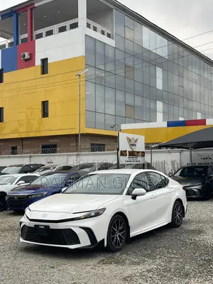 Toyota Camry SE 2025 White