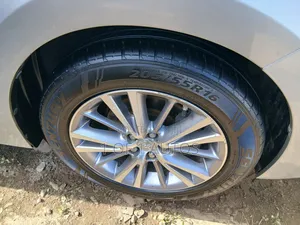 Toyota Corolla LE Premium 4dr Sedan (1.8L 4cyl CVT) 2014 Silver