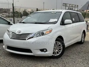 Toyota Sienna XLE 8 Passenger 2012 White