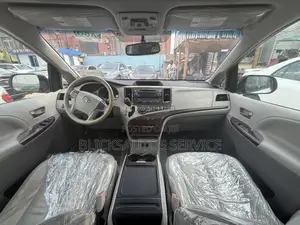 Toyota Sienna XLE 8 Passenger 2012 White