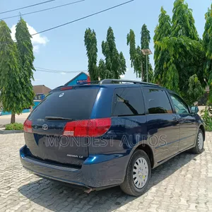 Toyota Sienna LE FWD (3.3L V6 5A) 2004 Blue