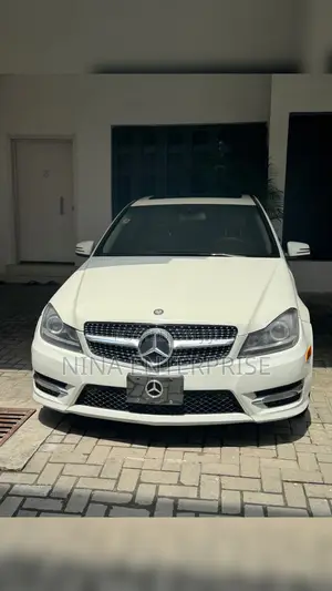 Mercedes-Benz C300 Sport 4Matic Sedan AWD (3.0L 6cyl 7A) 2012 Pearl