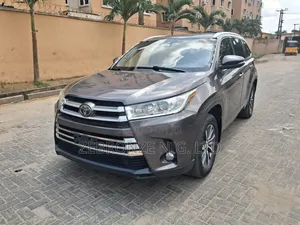 Toyota Highlander XLE 4x4 V6 (3.5L 6cyl 8A) 2017 Gray