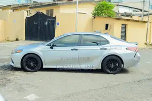 Toyota Camry SE (2.5L 4cyl 8A) 2019 Silver