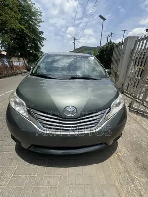 Toyota Sienna XLE 8-Passenger 4dr Minivan (3.5L 6cyl 6A) 2014 Green