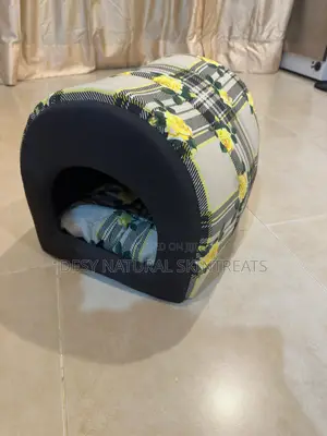 Enclosed Cat/Kitten or Small Dog Bed