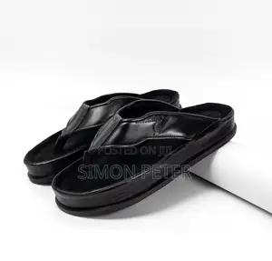 Sleek,Black Leather Flip-Flops Slippers for Comfort and Style.