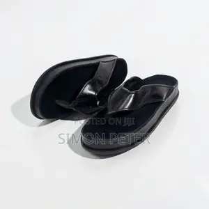 Sleek,Black Leather Flip-Flops Slippers for Comfort and Style.
