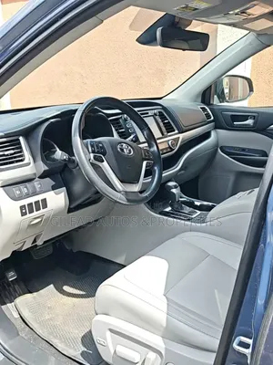 Toyota Highlander XLE 4x4 V6 (3.5L 6cyl 8A) 2017