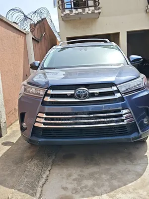 Toyota Highlander XLE 4x4 V6 (3.5L 6cyl 8A) 2017