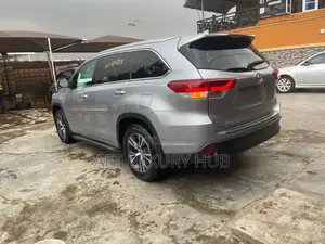 Toyota Highlander XLE 4x4 V6 (3.5L 6cyl 8A) 2017 Silver